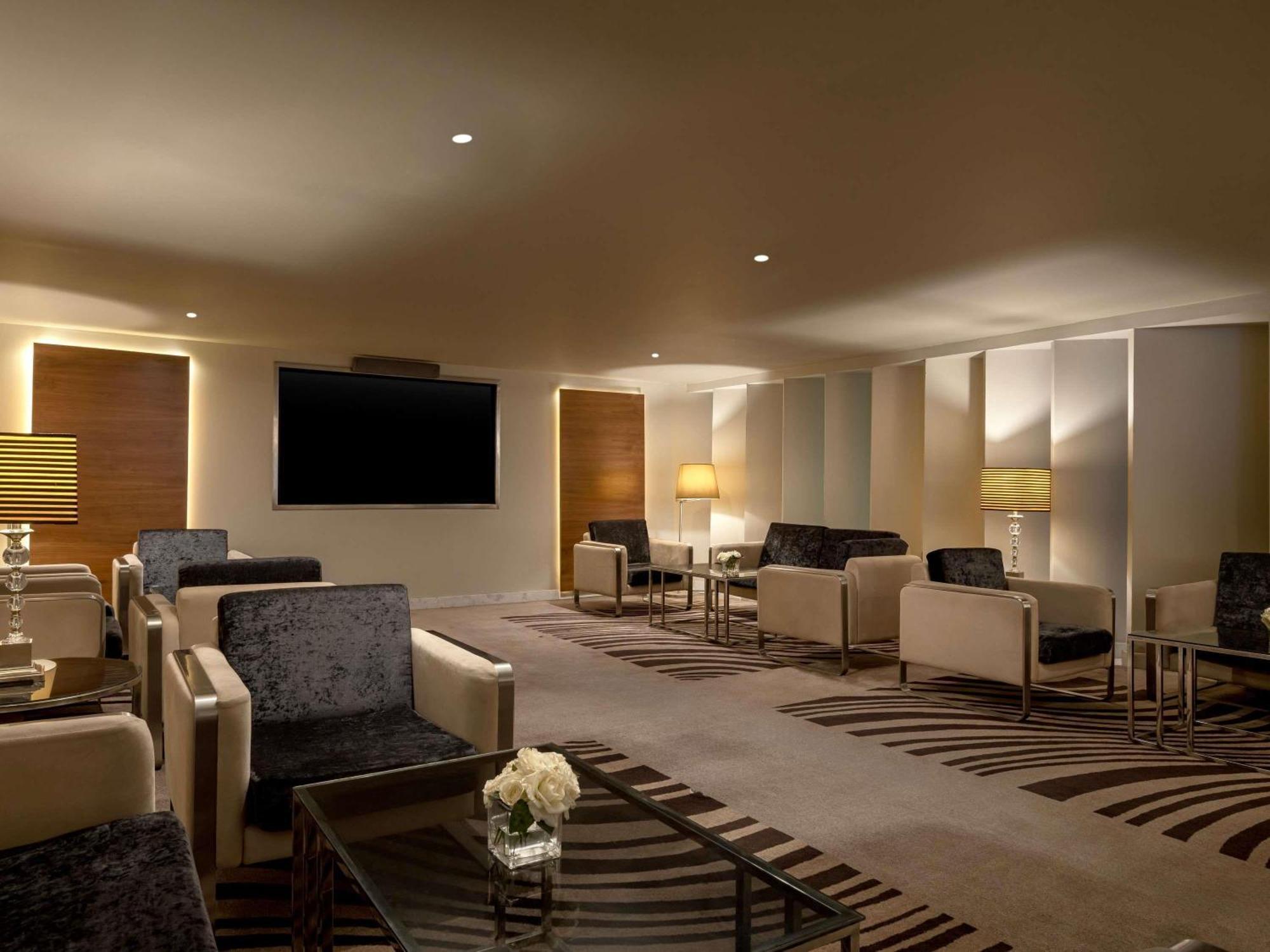 Novotel Airport 4*