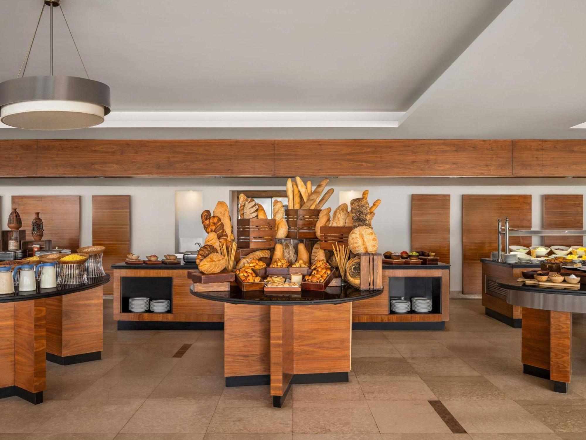 Novotel Airport 4*